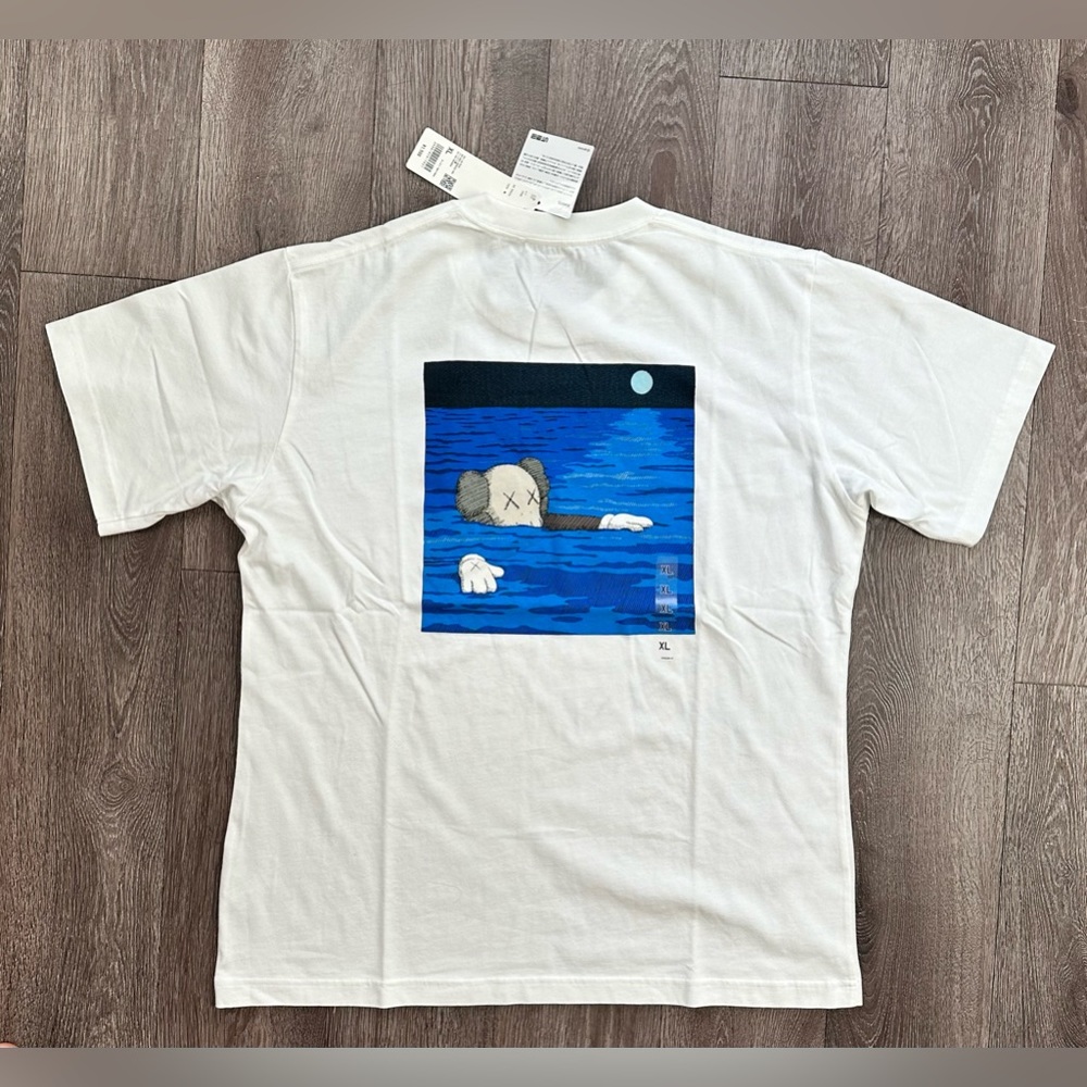 NWT Kaws x Uniqlo UT Short Sleeve Art Book Cover Men’s Tee White XL